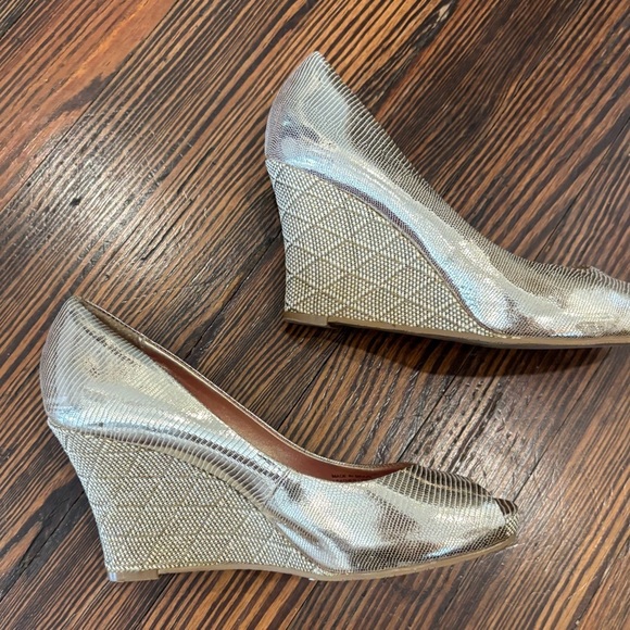 Lilly Pulitzer Resort Chic Peep Toe Gold Cork Wedge Heel Sz 6.5 - Picture 3 of 8